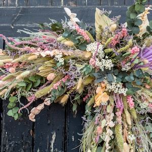  Noordspin! Een Meesterlijke Wever van Verborgen Vallentrapjes en Dodelijk Decoratieve Droogbloemen